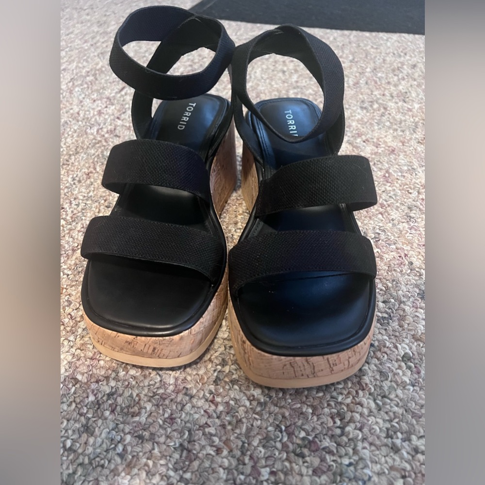 ‼️WORN ONCE‼️ Torrid black triple band stretch wedge